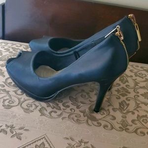 Black pumps